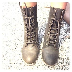 Combat boots size 7, dusty brown color.