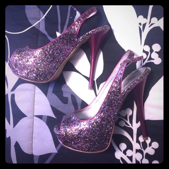 Heels size 7 super cute 😊💕💕