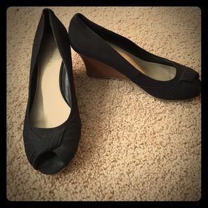 💥SALE💥 Black, peep toe wedges