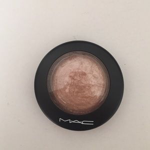 MAC mineralize  highlighter in Soft & Gentle