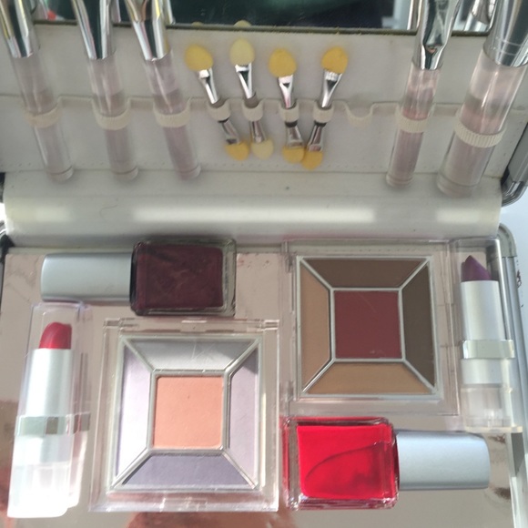 Makeup kit! - Picture 2 of 4