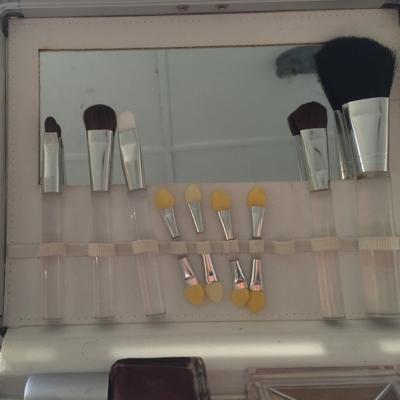 Makeup kit! - Picture 3 of 4
