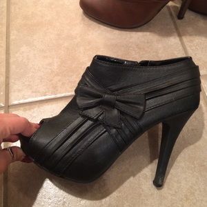 Black heeled open toed booties!