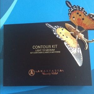 Anastasia. Contour kit. Light to medium
