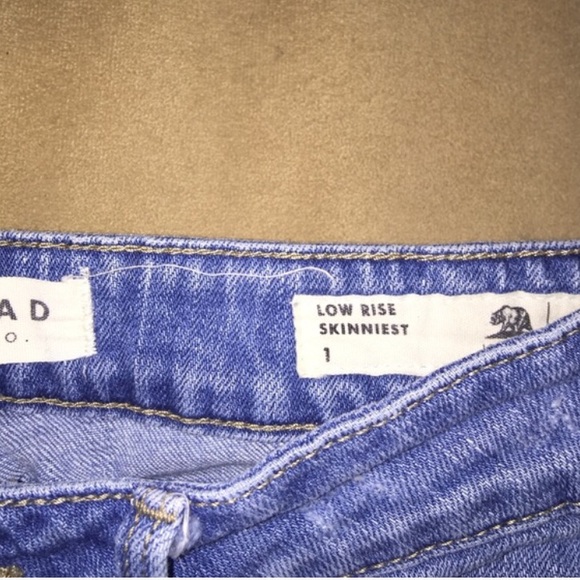 Knee ripped light wash skinny boyfriend jeans 💫