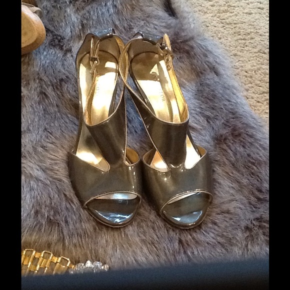 Ann Taylor Gray Heel