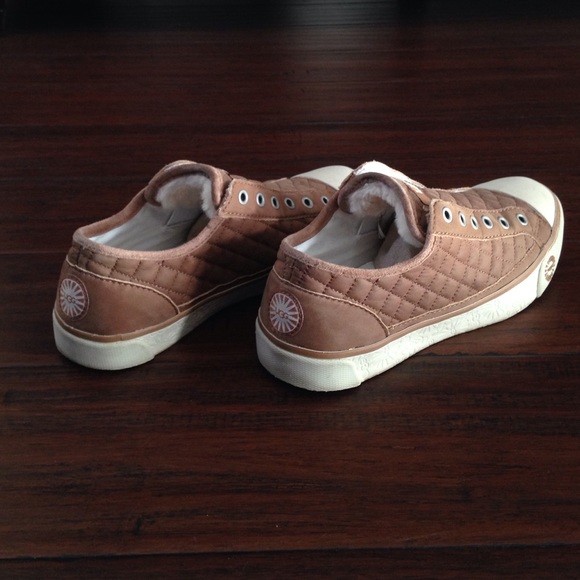 Ugg shoes - Picture 2 of 3