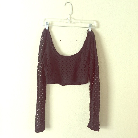 Long sleeve extreme-crop-top.