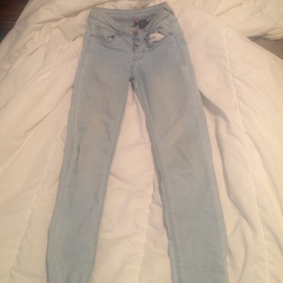H&M LIGHT BLUE JEANS