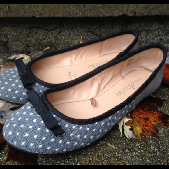 Cute flats! Only worn twice.