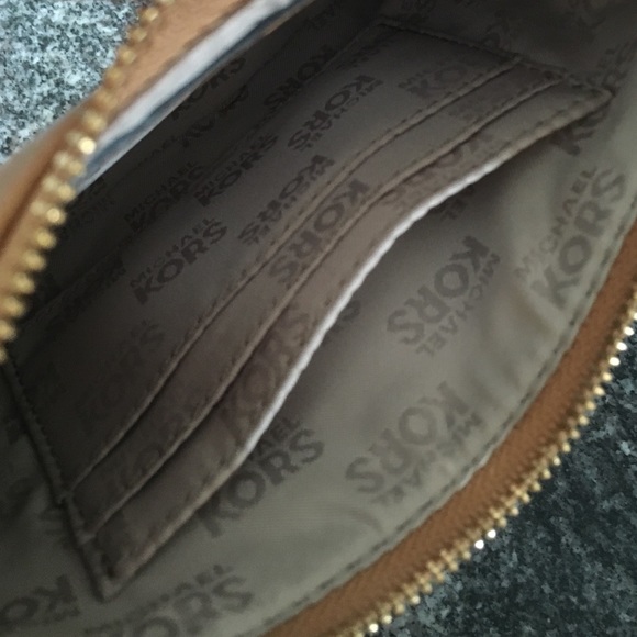 Michael Kors wristlet - Picture 2 of 4