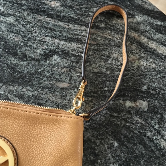 Michael Kors wristlet - Picture 4 of 4