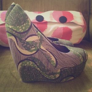ALDO 60's print mod platforms