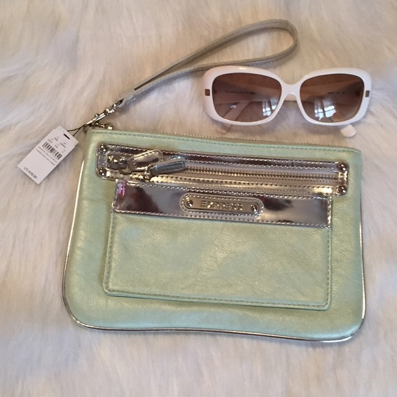 Express Handbags - 🎉 LARGE Express wristlet 🎉