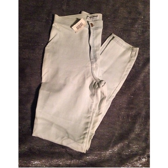 High waisted easy jeans.