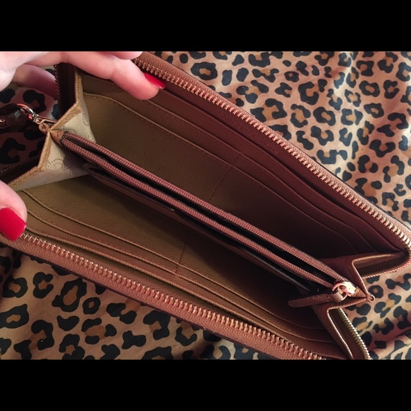Micheal Kors wallet - Picture 3 of 4