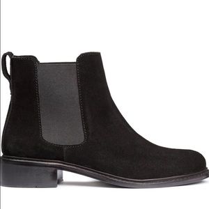 NEVER WORN chelsea boots in suede