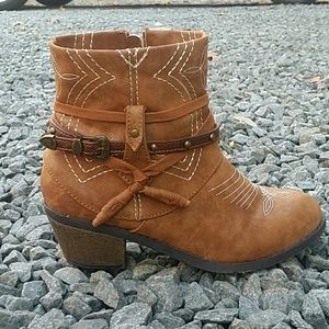 Girls cowboy ankle boots.