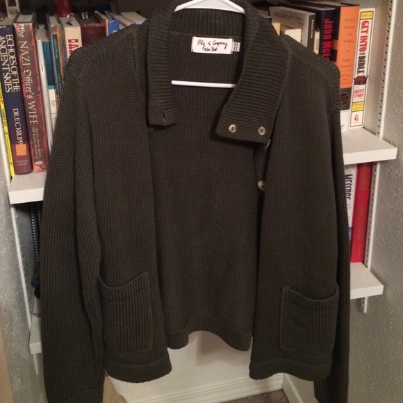 Beautiful Dark Green Sweater - Picture 1 of 4