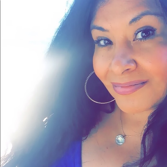 Meet your Posher, Gloria - Picture 2 of 3