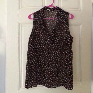 Triangle printed sleeveless shirt