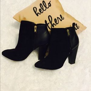 Steve Madden black booties!