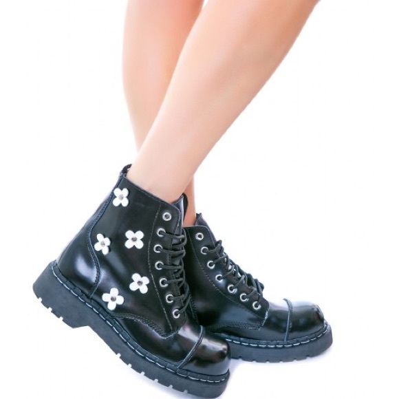 SALE TODAY ONLY TUK flower daisy boots size 6.