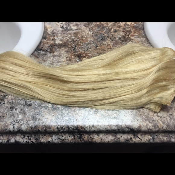 Hair extensions blonde 22" nwot
