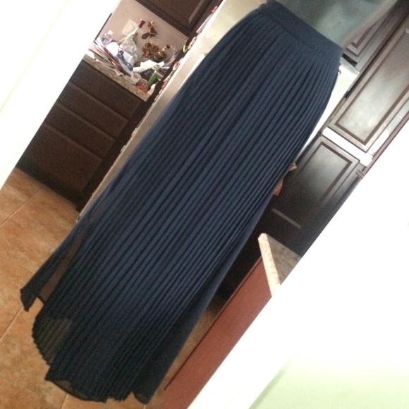 SOLD✨💙2xHP💙✨🆕Pleated chiffon navy maxiskirt 3x - Picture 2 of 4