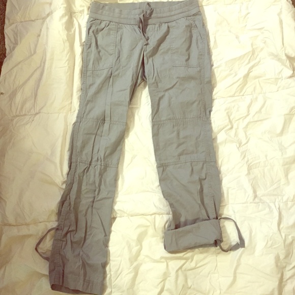 Old Navy size 4 maternity cargo pants/capris