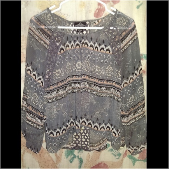 grey long sleeved shirt