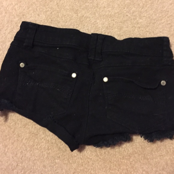 Black shorts - Picture 2 of 2