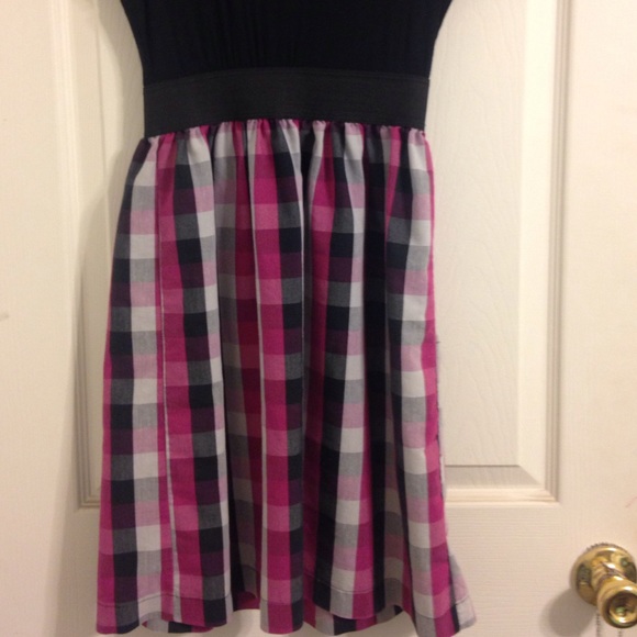 A dress - Picture 2 of 4