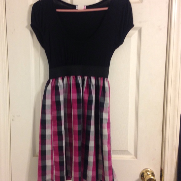 A dress - Picture 3 of 4