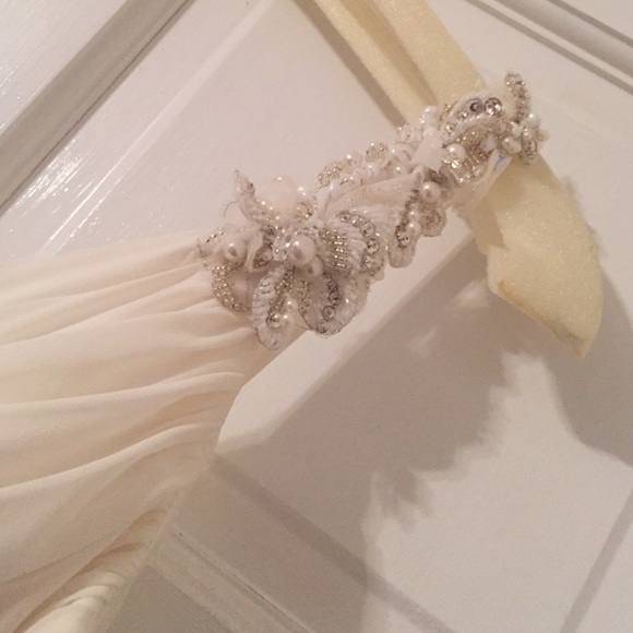 Wedding dress - Picture 2 of 4