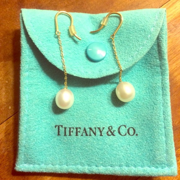 ❌❌SOLD❌❌Tifanny's Pearl Earring - Picture 1 of 3