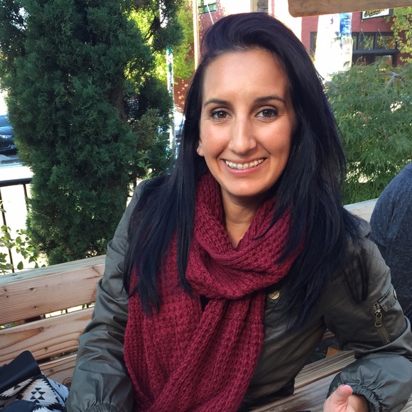 Meet your Posher, Cassandra - Picture 1 of 1