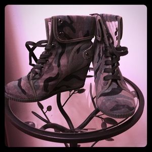 Camouflage sneaker wedge