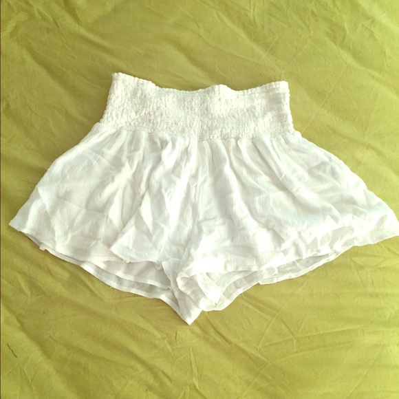 Kimchi Blue Pants - White high-waisted shorts