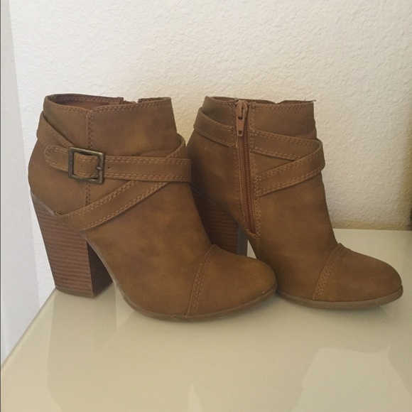 Like new tan ankle boots! Perfect for fall 🍁🍂