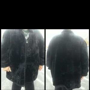 @melrose420 Coat . Black. reversible faux fur on