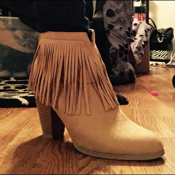 💥FINAL SALE💥Beige fringe booties - Picture 2 of 2