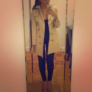 Vince Camuto lightly worn trench coat