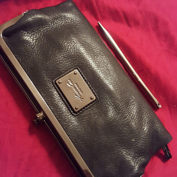 Clutch - Picture 2 of 4