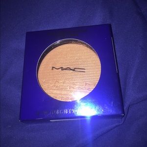 Mac shaft of gold highlighter