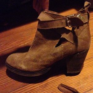 Used but in great condition. Steve Madden Size 8