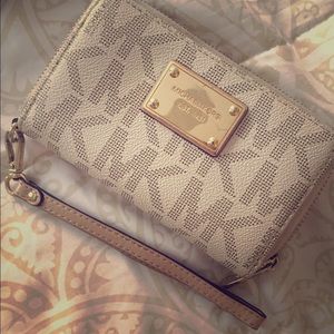 😊Michael Kors Wristlet!!