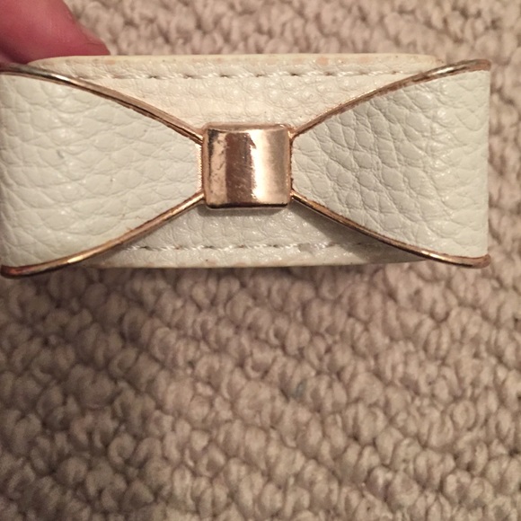 Pretty small bow bracelet