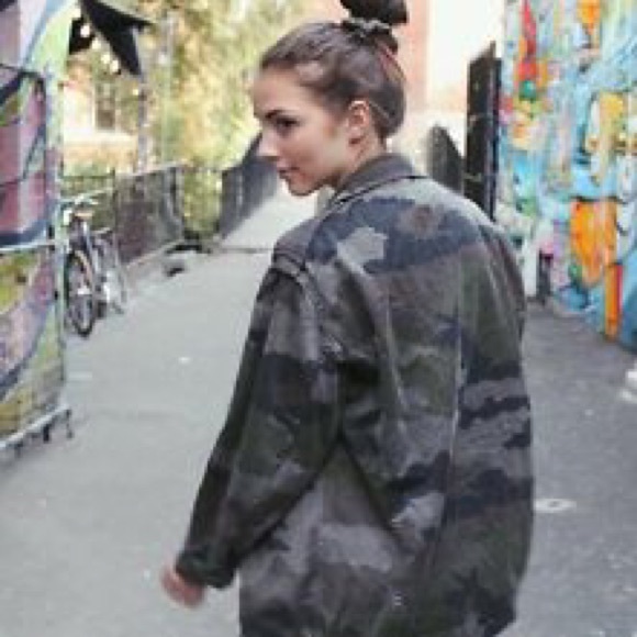 BRANDY MELVILLE CAMO FIELD JACKET