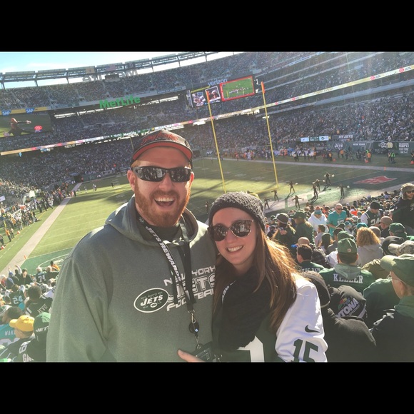 Meet your Posher, Victoria ✌🏻️❤️👠👜👗 - Picture 3 of 4